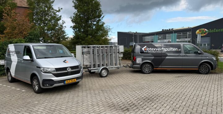 Kwast met zeeblauwe kleur verf